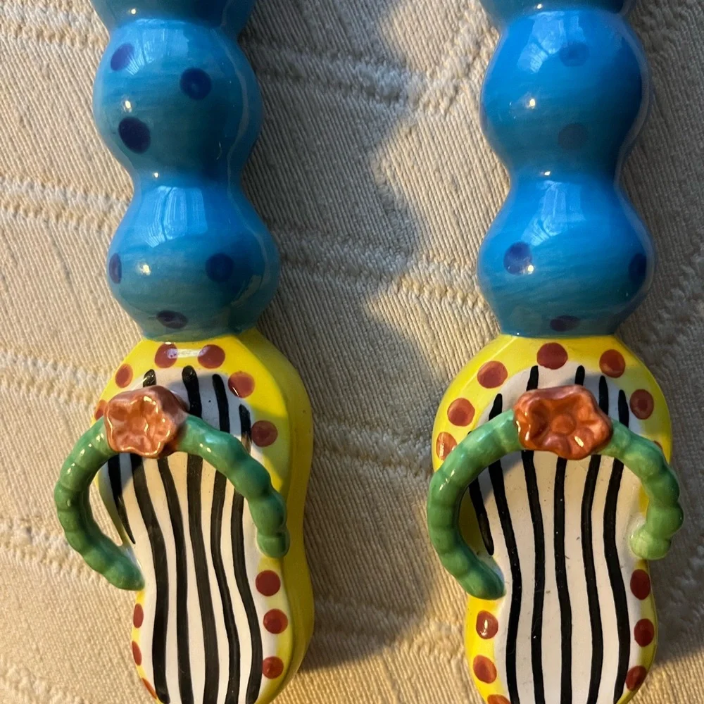PAIR OF CERAMIC SERVING PIECES